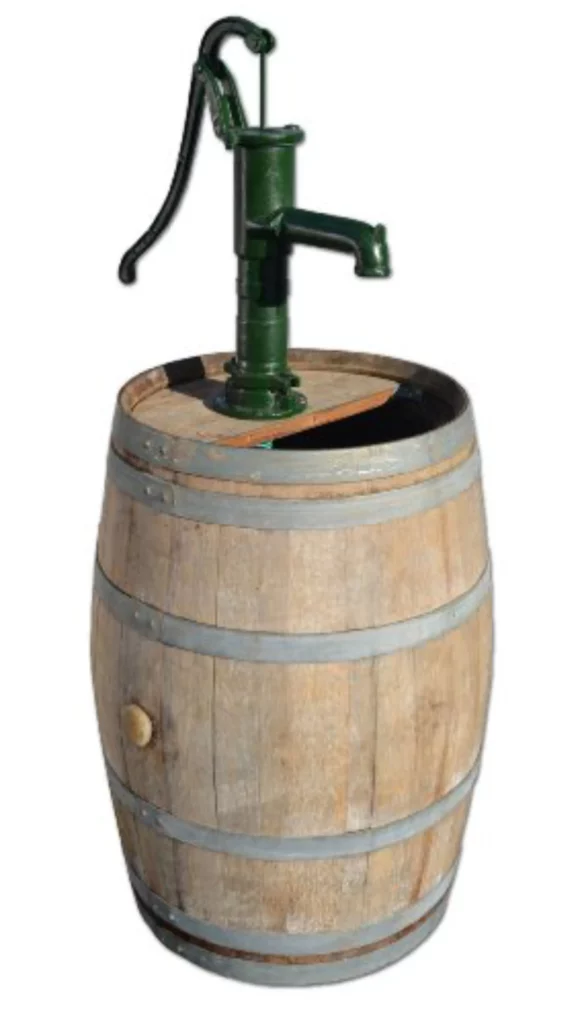 Regentonne aus Holz mit Handpumpe